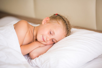 Obraz na płótnie Canvas Adorable little girl sleeping