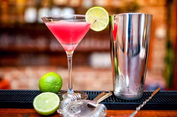 Fotobehang Cocktail kosmopolitische cocktaildrank in casino en bar geserveerd met limoen