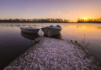 łodzie w przystani w zimowej scenerii © Mike Mareen