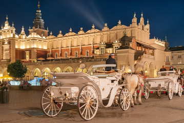 Fototapeta premium Carriages before the Sukiennice on The Main Market in Krakow
