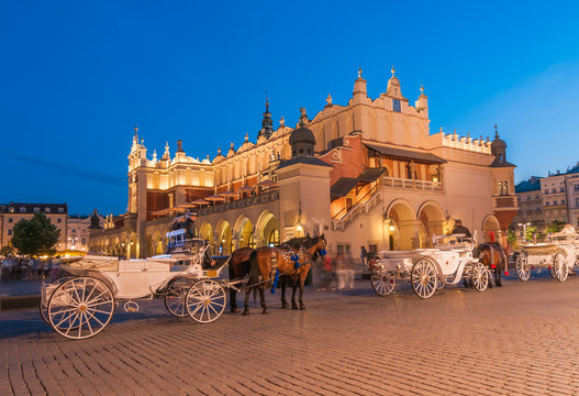 Fototapeta Carriages before the Sukiennice on The Main Market in Krakow