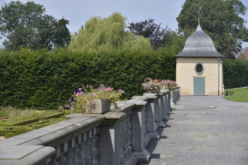Rambarde en pierres garnie de fleurs