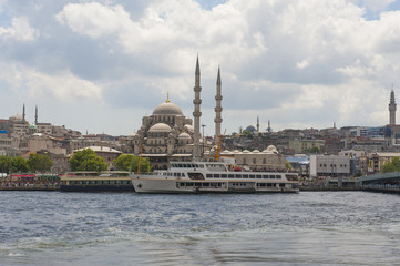 Fototapeta na wymiar Large mosque next to river in city