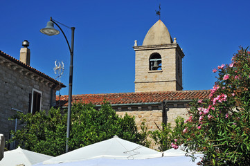 Sardegna, la chiesa di San Pantaleo il giorno del mercato