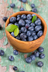 blueberry in a bowl on wooden surface