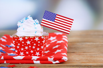 Obraz premium American patriotic holiday cupcake on wooden table