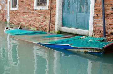Fototapeta na wymiar Bateau coulé dans canal de Venise