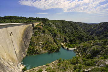 Barrage du Bimont, dans le Massif de la Sainte Victoire à Aix en Provence (13100), département...