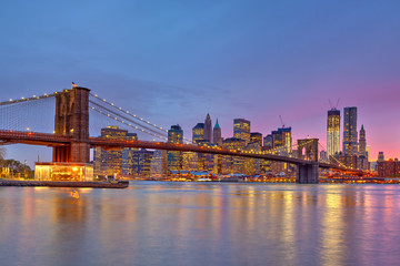 Obraz na płótnie Canvas Brooklyn bridge and Manhattan at dusk