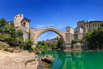 Papier Peint photo Stari Most Le Vieux Pont de Mostar avec la rivière Neretva, Bosnie-Herzégovine.