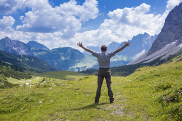 Glücklicher Mann im Gebirge