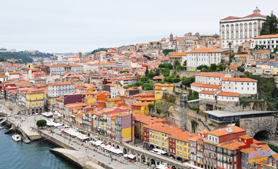 Fototapeta na wymiar view of historical part of Porto city