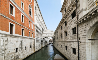 Fototapeta na wymiar view of Bridge of Sighs in Venice,