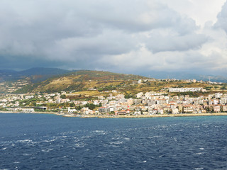 Fototapeta na wymiar view of town Reggio di Calabria from sea