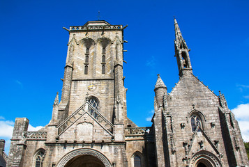 Fototapeta na wymiar Eglise Saint Ronan et chapelle Pénity à Locronan, Finistère