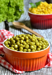 Preserved green peas.