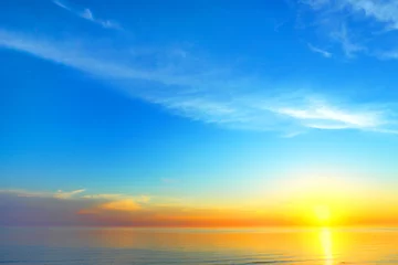 Foto op Plexiglas Zonsondergang aan zee Golden sky background of sunset