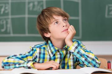 schüler schaut nachdenklich nach oben