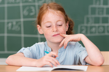 nachdenkliches mädchen im klassenzimmer