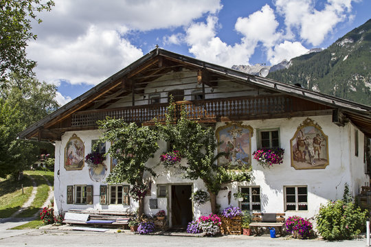 Traditioneller Bauernhof mit L&uuml;ftlmalerei in Leutasch in Tirol