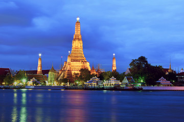 Fototapeta premium WAT ARUN IN BANGKOK-TEMPLE OF DAWN