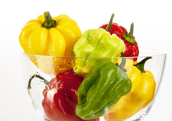 Farbige Habaneros in einer Glasschüssel mit Wassertropfen