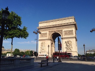 Fototapeta na wymiar L'Arc de Triomphe de bon matin