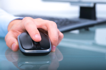 mit der maus am pc arbeiten