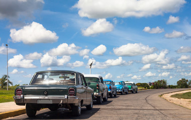 Fototapeta na wymiar Kuba parkende Oldtimer auf der Strasse