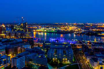 Fototapeta na wymiar Hamburg bei Nacht von oben
