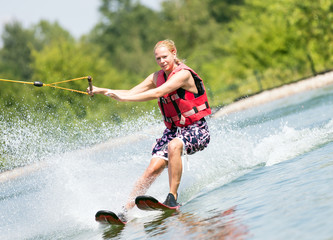 Sportlerin trainiert beim Wassersport
