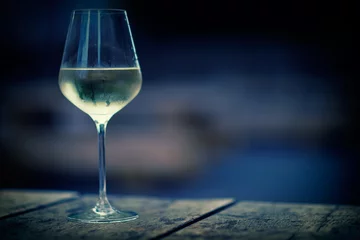 Keuken foto achterwand Alcohol Gekoelde witte wijn in een glas, met kopie ruimte