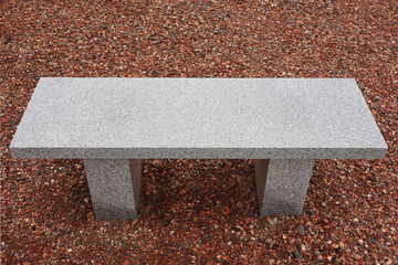 Massiver Granittisch im Außenbereich
