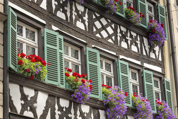 Fachwerkhaus mit Blumenfenstern