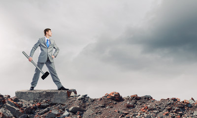 Obraz premium Businessman with hammer