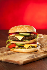 risen burger auf dem tisch