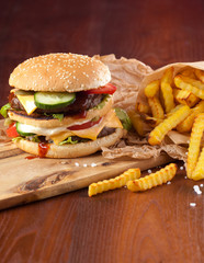 risen burger auf dem tisch