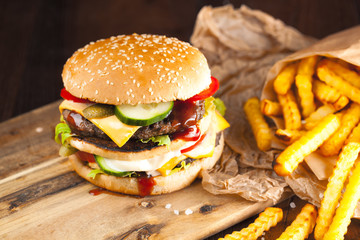 risen burger auf dem tisch