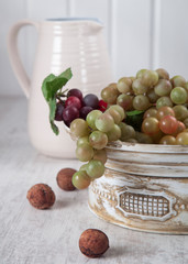 Grapes in ceramic bowl