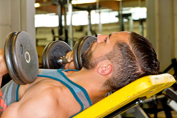 Hanteltraining mit den Kurzhanteln