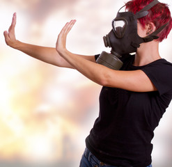 Frau mit Gasmaske und abwehrende Haltung