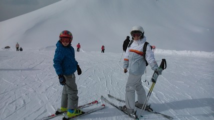 Mama i syn na nartach