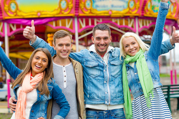 Naklejka premium group of smiling friends showing thumbs up