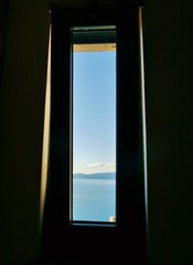 Durch schmale Fenster auf die See fotografiert