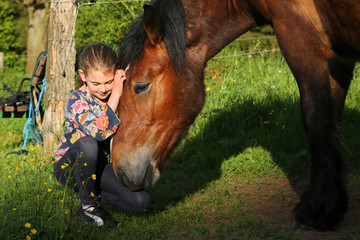 Mädchen verträumt mit Pferd