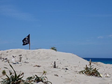 bandiera dei pirati in una spiaggia