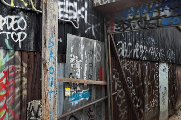 graffitis dans une ruelle