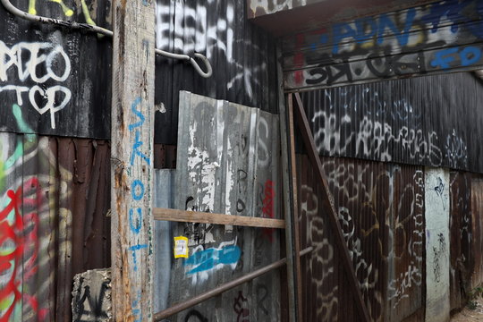 Fototapeta graffitis dans une ruelle