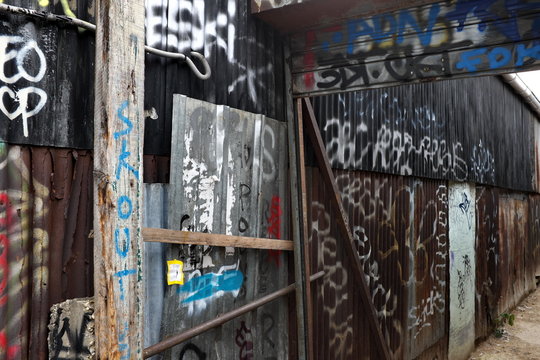 Fototapeta graffitis dans une ruelle