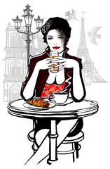 Paris - Frau im Urlaub beim Frühstück